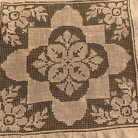 Vintage White Lace Rectangle Tablecloth - Picture 4 of 5